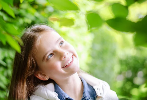 Portrait Adorable Smiling Little Girl Child Preteen Park Outdoors Closeup — Stock Photo, Image