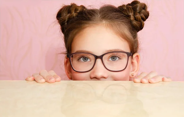 眼鏡で隔離されたかわいい女の子の子供の前に ビジョンの概念 — ストック写真
