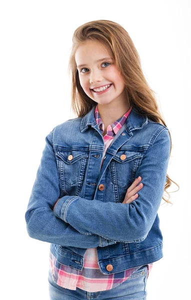 Beyaz Bir Arka Planda Izole Edilmiş Sevimli Gülümseyen Küçük Kız — Stok fotoğraf