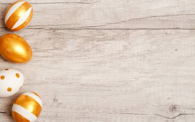 Ahşap bir arka planda mükemmel bir el yapımı Paskalya yumurtası. Metin için üst görünüm ve kopyala