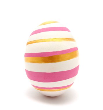Beyaz arka planda izole edilmiş renkli el yapımı Paskalya yumurtası.