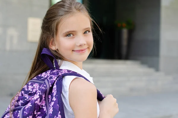 Terug Naar School Onderwijsconcept Schattig Lachend Schoolmeisje Weg Naar School Rechtenvrije Stockfoto's