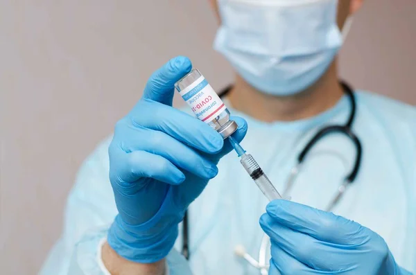 Läkare Vetenskapsman Hand Blå Handskar Med Coronavirus Covid Vaccin Och — Stockfoto