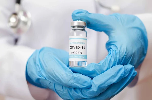 Ccovidウイルス用のNcoronavirusワクチンでアンプルチューブを保持している保護手袋の医師または研究室 コロナウイルスと医療の概念 — ストック写真