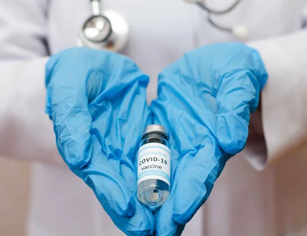 Lekarz Lub Pracownik Rękawiczkach Ochronnych Ampułkową Tubą Szczepionką Ncov Coronavirus — Zdjęcie stockowe