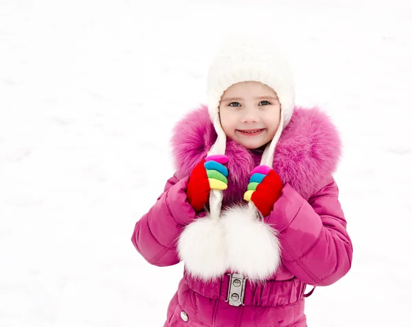 Retrato de menina sorridente no dia de inverno — Fotografia de Stock