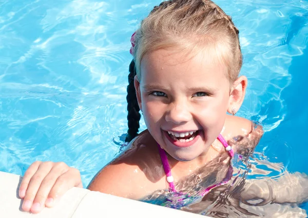 Щаслива маленька дівчинка в басейні — стокове фото
