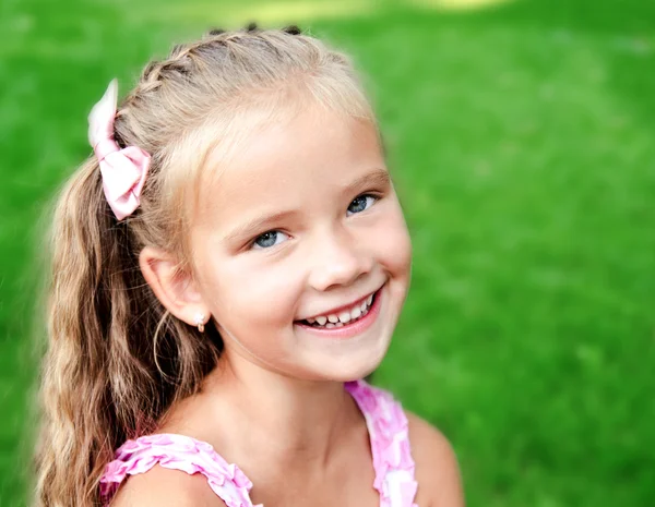 Portrait of adorable smiling little girl in the park — Stock Photo, Image