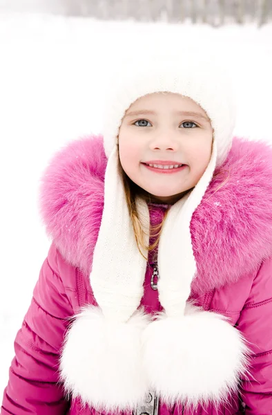 Portrait of smiling little girl in winter day — Stock Photo, Image