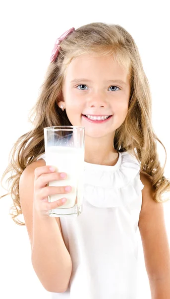 Souriante petite fille buvant du lait isolé — Photo