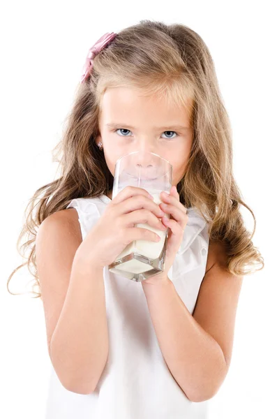 Glimlachen van weinig meisje consumptiemelk geïsoleerd — Stockfoto