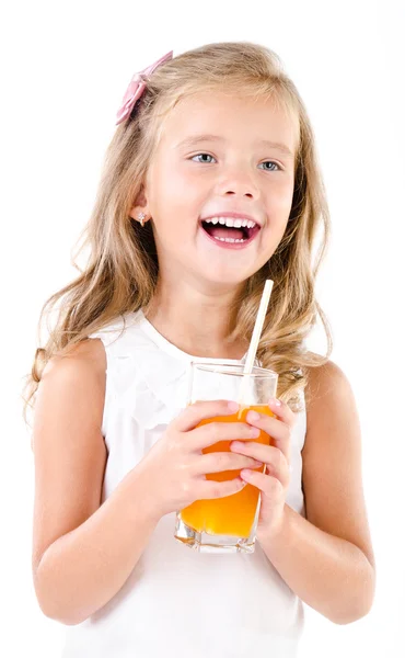고립 된 주스의 유리를 가진 귀여운 어린 소녀 미소 — 스톡 사진