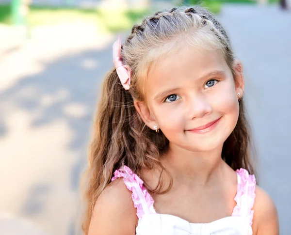 Portrait of adorable smiling little girl in the park — Stock Photo, Image