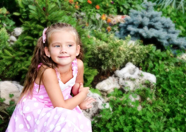 Портрет чарівної маленької дівчинки в парку — стокове фото
