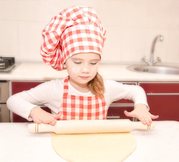 Bambina con cappello da chef pasta rotolante — Foto Stock