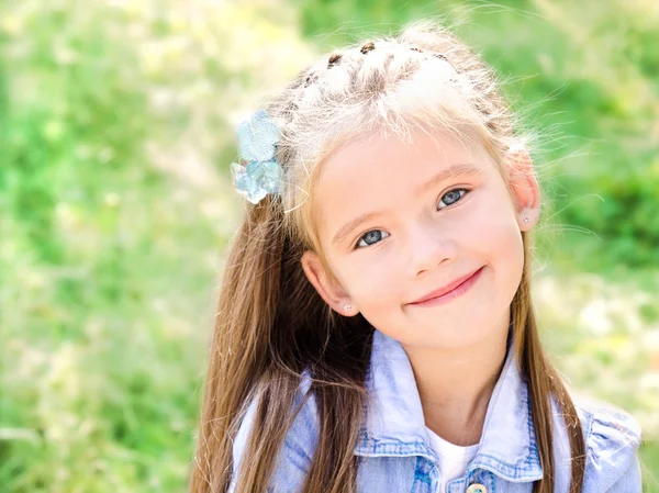 Portrait of adorable smiling little girl — Stock Photo, Image