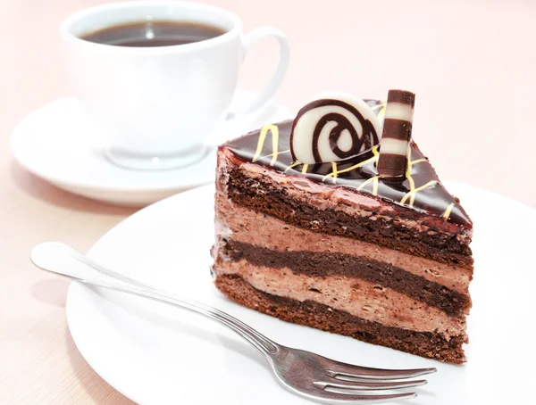 Stuk chocoladetaart op een bord — Stockfoto