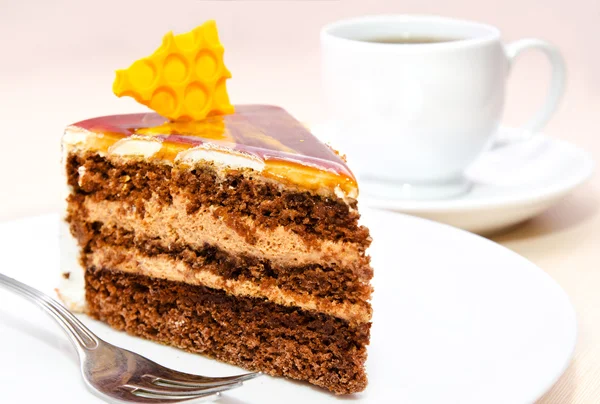 Pedazo de pastel de miel en el plato —  Fotos de Stock