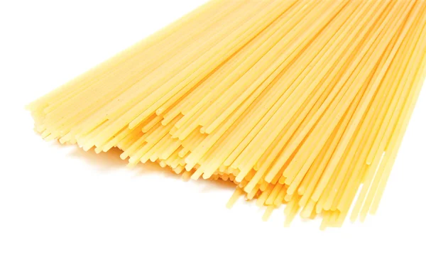Spaghettis italiens non cuits isolés sur un blanc — Photo