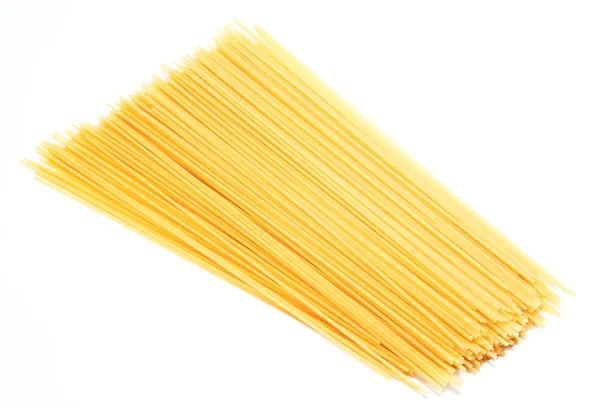 Espaguetis italianos sin cocer aislados sobre un blanco —  Fotos de Stock