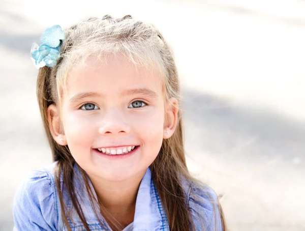 Porträt eines entzückend lächelnden kleinen Mädchens im Park — Stockfoto