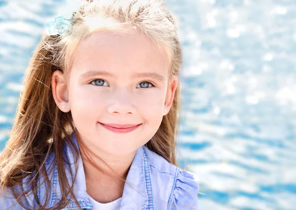 Открытый портрет симпатичной маленькой девочки у моря — стоковое фото