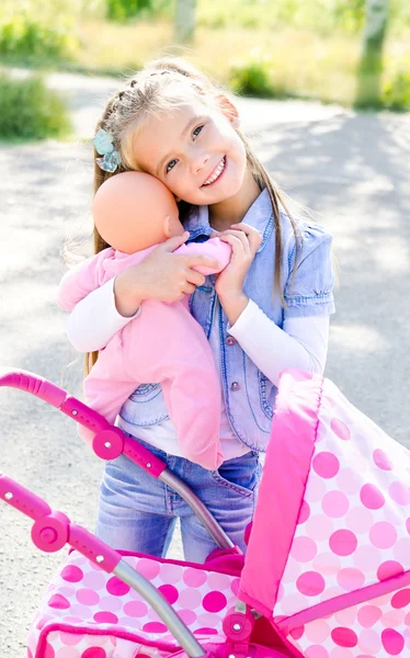 Schattig klein meisje spelen met haar speelgoed vervoer — Stockfoto