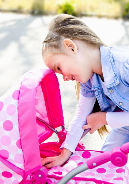 Schattig lachende klein meisje spelen met haar speelgoed vervoer — Stockfoto