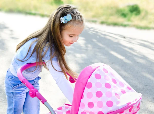 Schattig lachende klein meisje spelen met haar speelgoed vervoer — Stockfoto