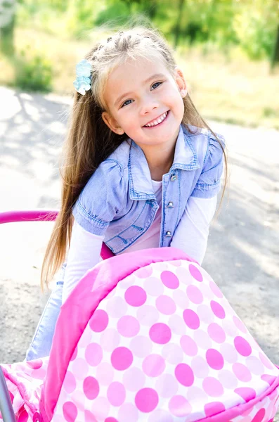 Schattig lachende klein meisje spelen met haar speelgoed vervoer — Stockfoto