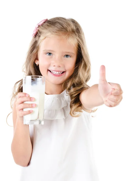 Niña sonriente con un vaso de leche y el dedo arriba —  Fotos de Stock