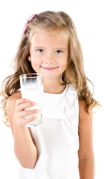 Glimlachen van weinig meisje consumptiemelk geïsoleerd — Stockfoto