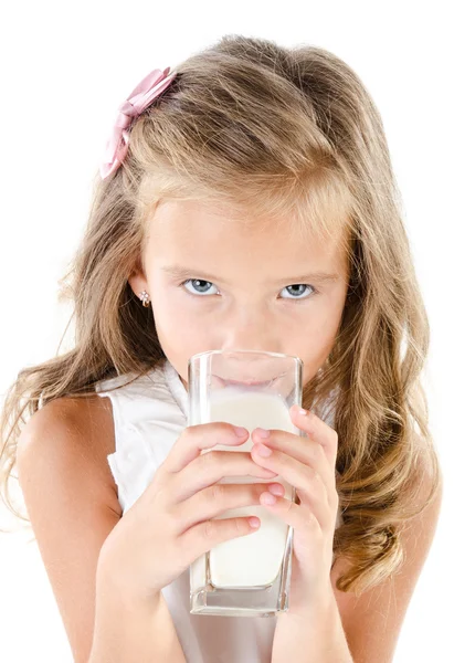 Petite fille mignonne buvant du lait isolé sur un blanc — Photo