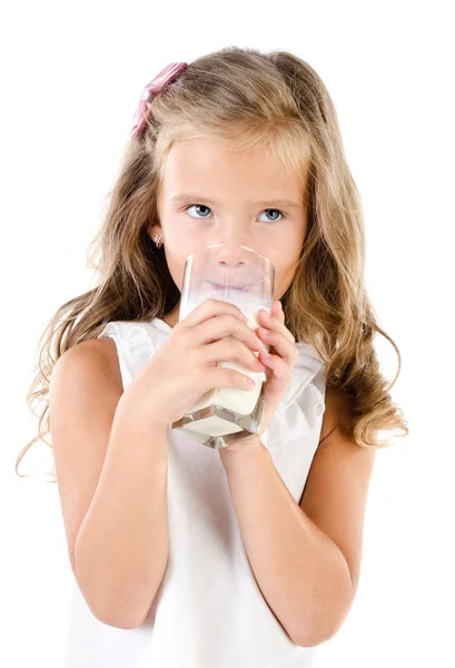 Lächelndes kleines Mädchen trinkt Milch isoliert auf einem weißen — Stockfoto