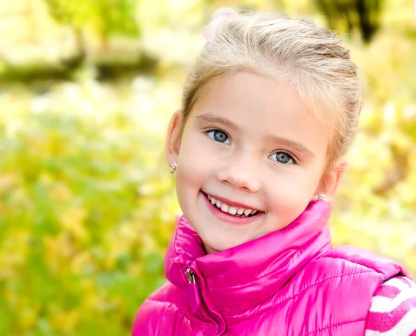 Herbst Porträt des süßen lächelnden kleinen Mädchens — Stockfoto