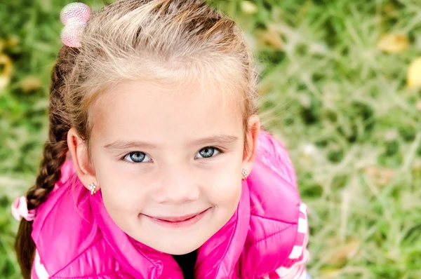 Retrato de otoño de una linda niña sonriente —  Fotos de Stock