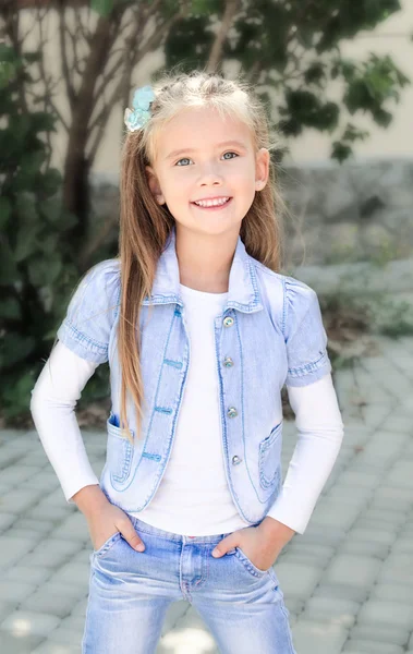 Portrait of adorable smiling little girl in the park — Stock Photo, Image