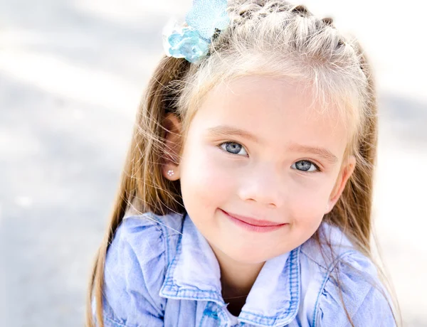 Porträtt av leende bedårande liten flicka — Stockfoto