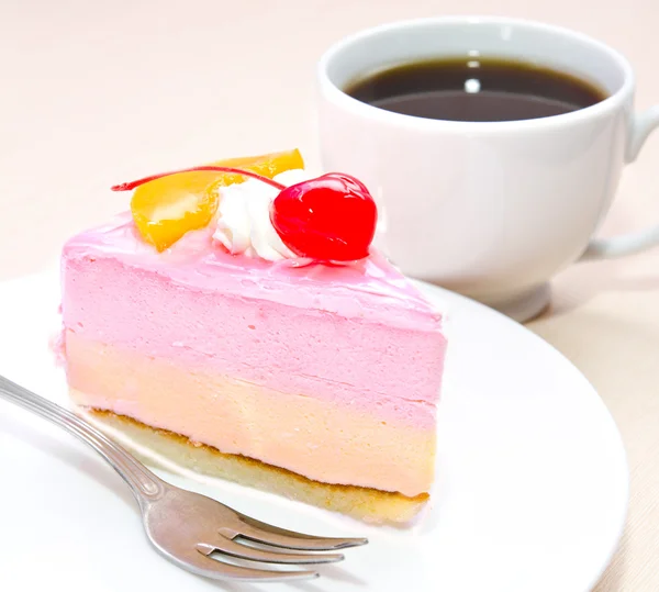 Stuk van crème taart met cherry — Stockfoto