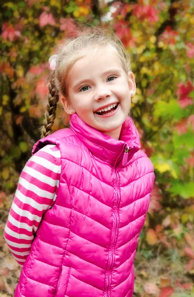 Herfst portret van schattige lachende meisje — Stockfoto