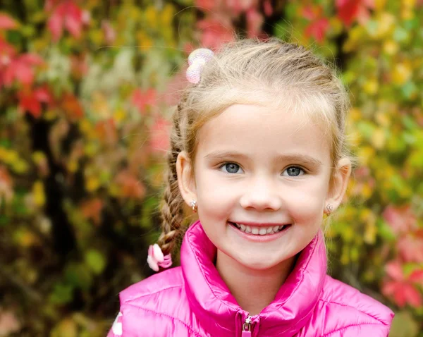 Portrait d'automne de mignonne petite fille souriante — Photo