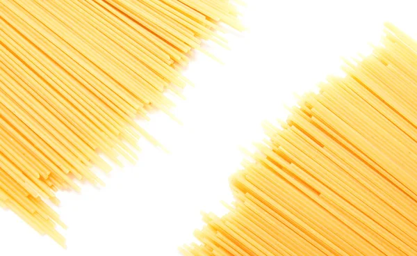 Italiaanse spaghetti, ongekookt, geïsoleerd — Stockfoto
