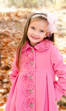 Sonbahar sevimli gülümseyen küçük kız portresi