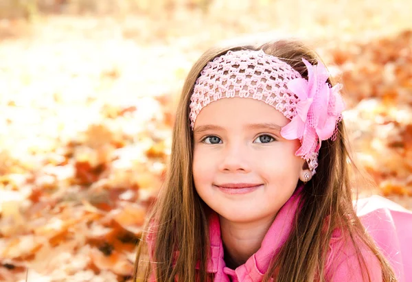 Retrato de otoño de linda niña sonriente con hojas de arce —  Fotos de Stock