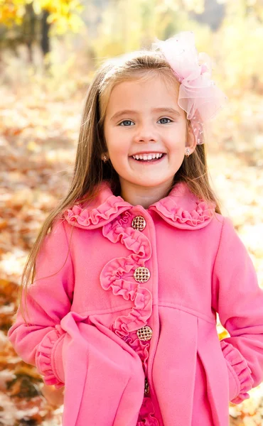 Sonbahar sevimli gülümseyen küçük kız portresi — Stok fotoğraf