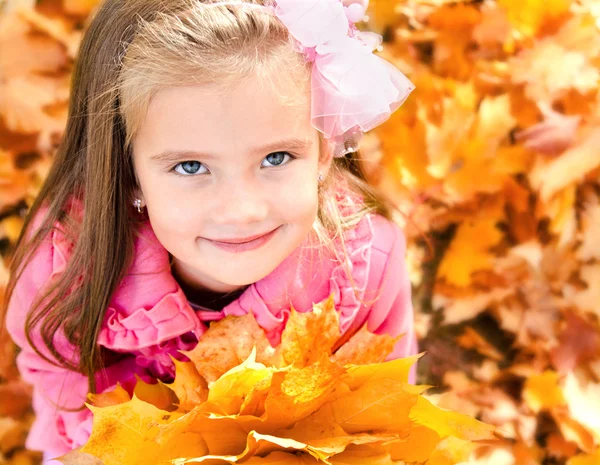 Autumn portrait of cute smiling little girl with maple — Stock Photo, Image