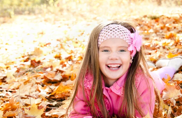 Podzimní portrét roztomilý usměvavá holčička — Stock fotografie
