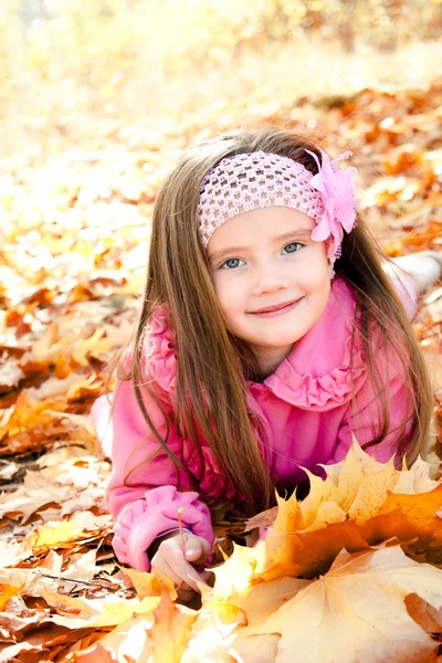 Retrato de outono de menina sorridente bonito — Fotografia de Stock