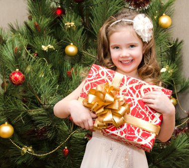 Hediye ile mutlu sevimli küçük kız