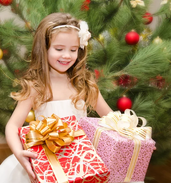 Счастливая очаровательная маленькая девочка с подарочными коробками — стоковое фото